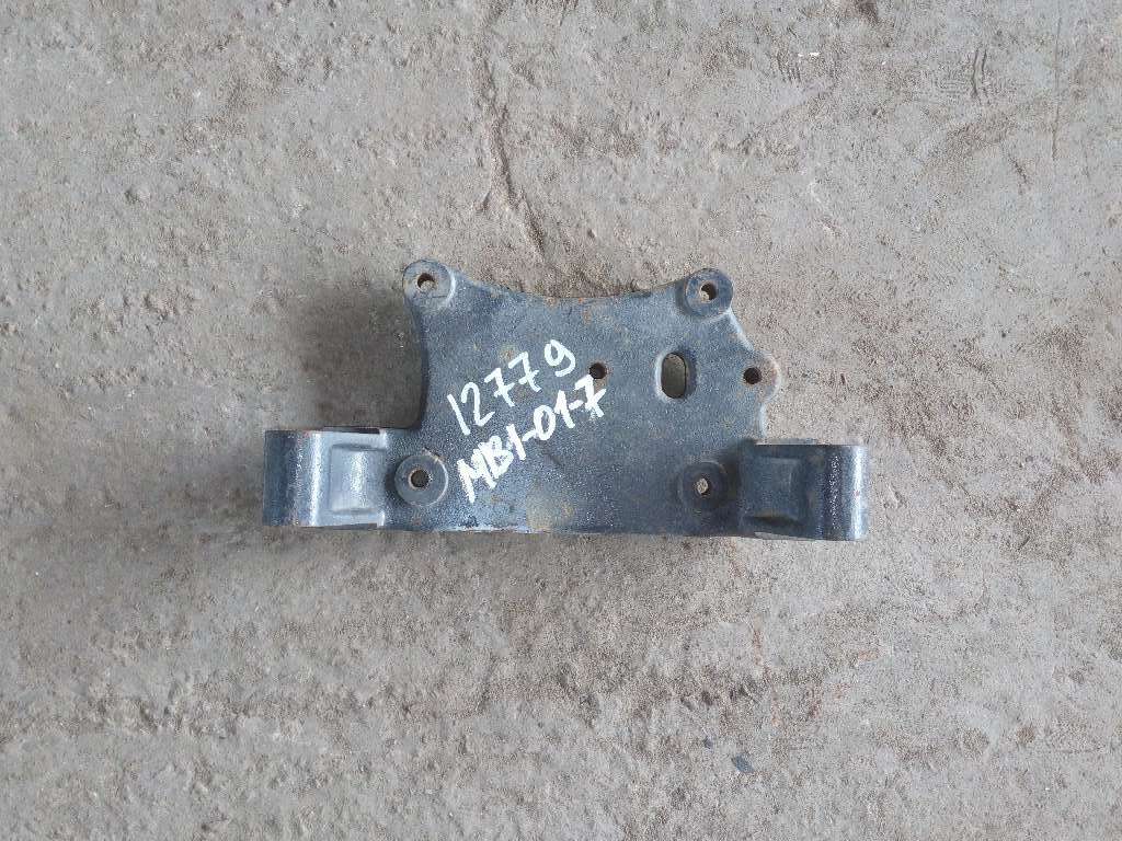 кронштейн бампера правый б/у